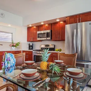 Castle Waikiki Shore Апарт-отель 3*